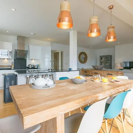 Luxury Lumiere, Sea Views, 3 Bedrooms, Parking *