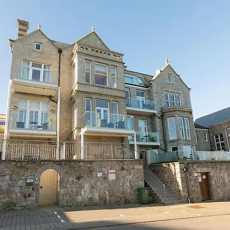 Luxury Lumiere, Sea Views, 3 Bedrooms, Parking *